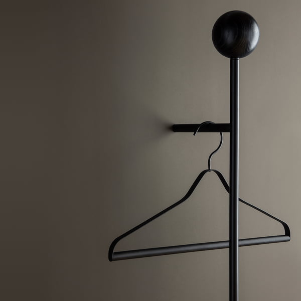 Pujo garderobe og bøjler fra Ferm Living